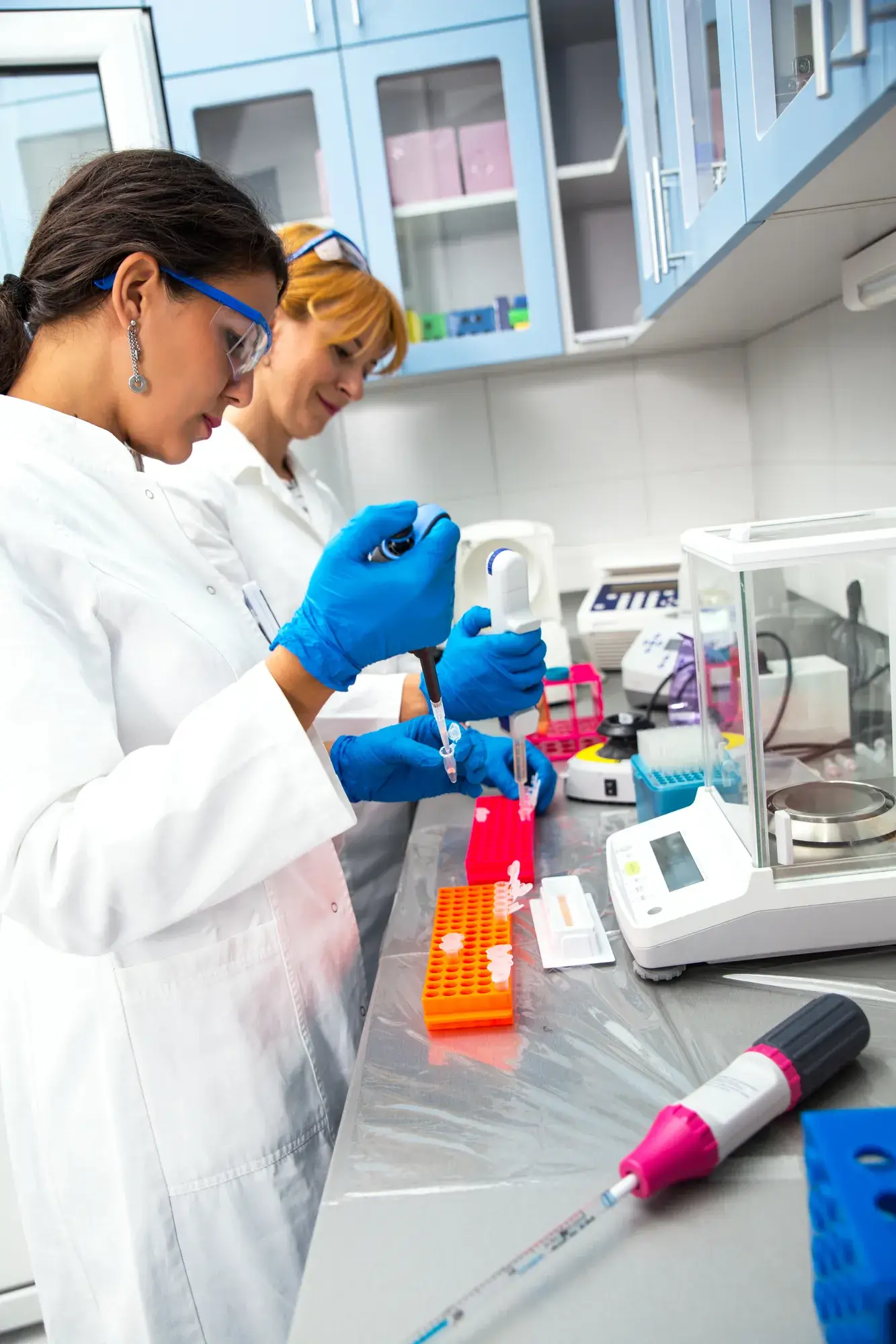 photo-of-real-female-scientists (1)