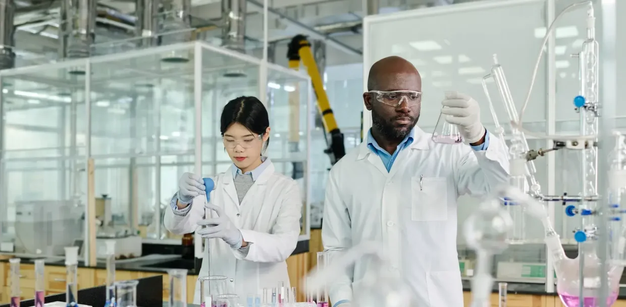 chemists-carrying-out-experiment